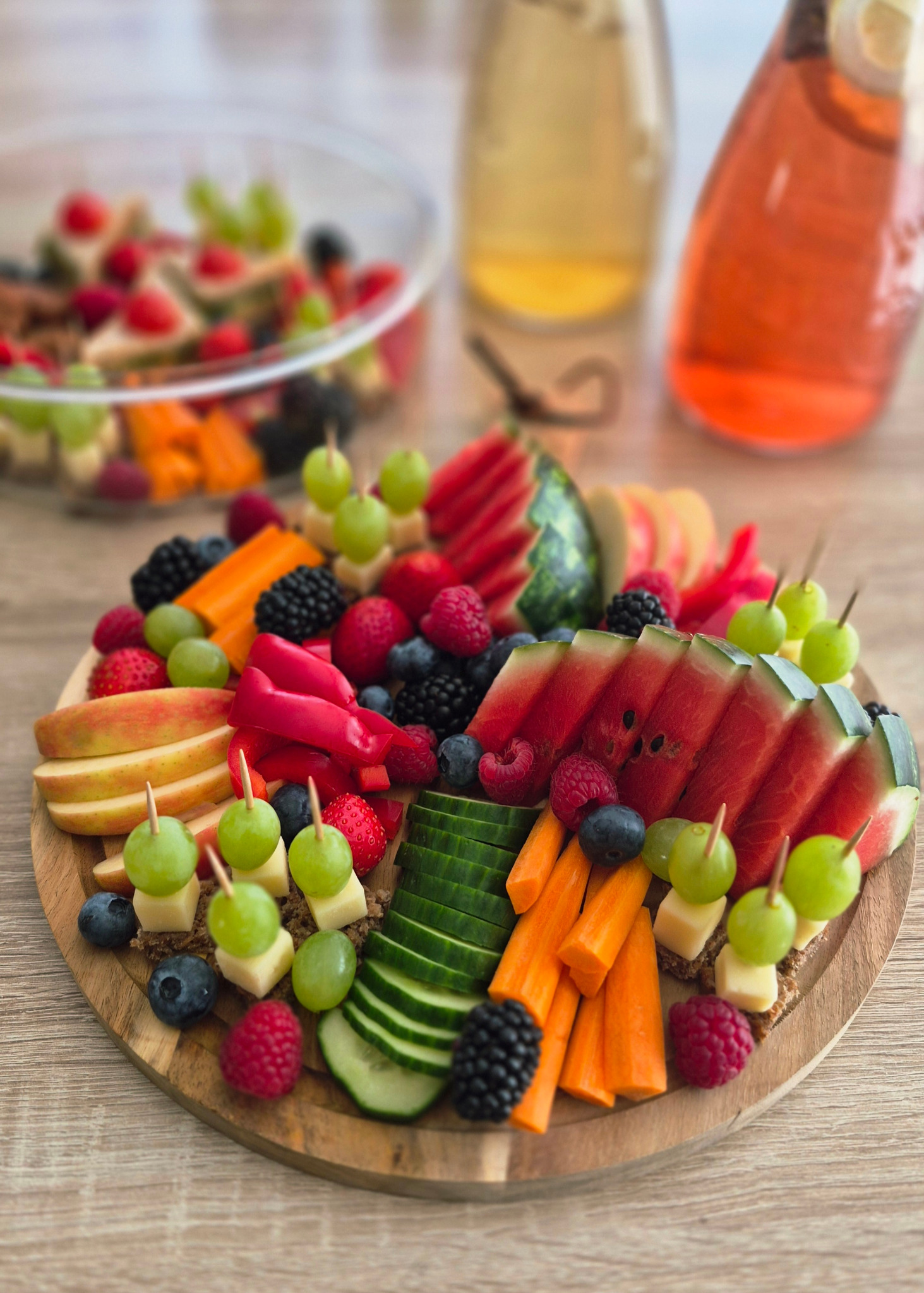 Bunte Obst- und Gemüseplatte als Symbol für kindgerechte Ernährung
